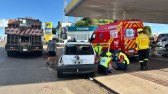 Mulher fica ferida em colisão entre carro e caminhão