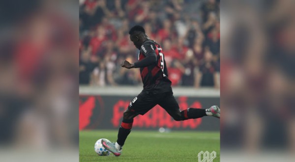 Athletico-PR vence o Cruzeiro e embala no Brasileirão