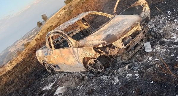 Incêndio de grandes proporções atinge área de vegetação e veículo no Oeste