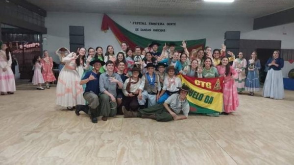 CTG Sinuelo da Fronteira é campeão do Festival Fronteira Oeste de Danças Gaúchas