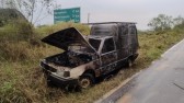Veículo é destruído por incêndio