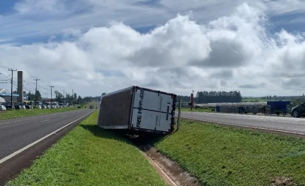 Contrabandista tomba caminhão ao fugir da polícia na BR 277 no Paraná