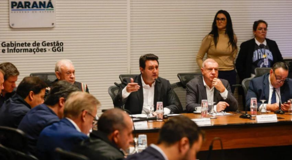 Estado mobiliza doação de 8 toneladas de frango por cooperativas; Defesa Civil entrega cestas básicas