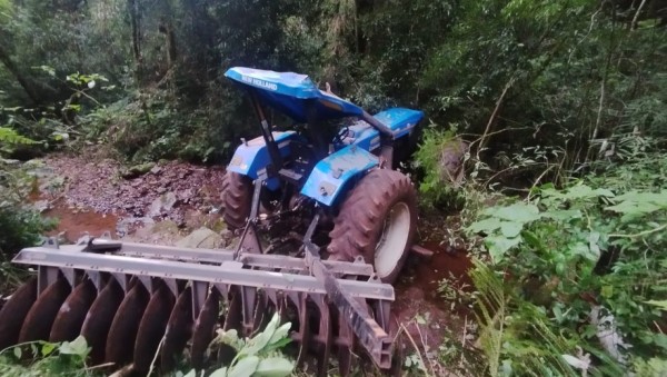 Mulher fica ferida após trator sair da pista e despencar ribanceira em São João do Oeste