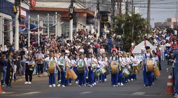 Desfile cívico de Sete de Setembro reúne grande público em Dionísio Cerqueira
