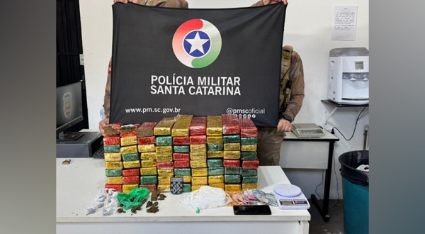 Polícia Militar apreende quase 57 kg de drogas e prende dois homens por tráfico