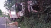 Caminhão sai de pista e se choca contra árvores na SC-163