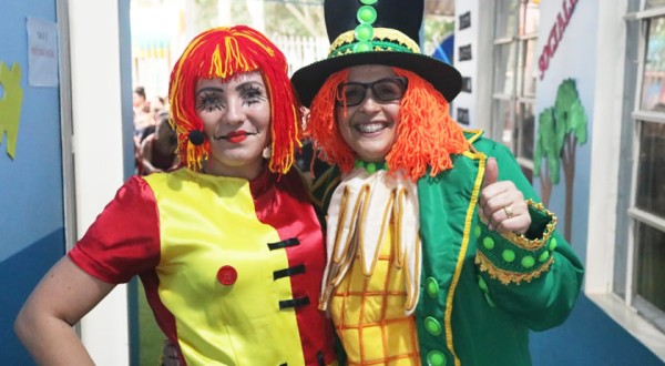 Estudantes de São José do Cedro recebem doação de livros infantis