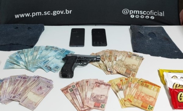 Quatro pessoas são presas após roubo a supermercado