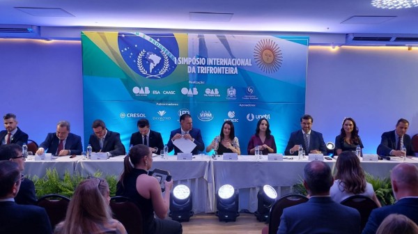 UNETRI participa do Simpósio Internacional da Tri-fronteira com professores e acadêmicos