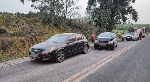 Engavetamento na BR-280 envolve três veículos e deixa ao menos três feridos