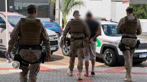 Homem com mandado de prisão é preso no Fórum
