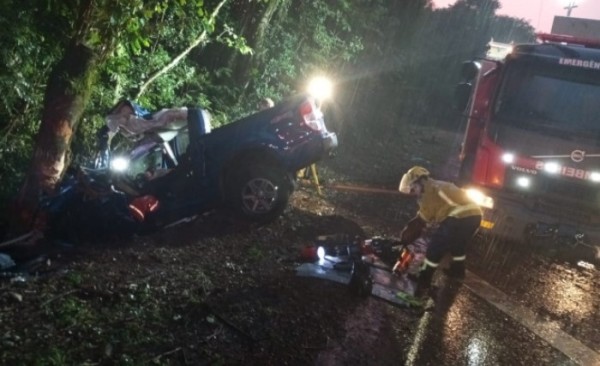 Saída de pista seguida de colisão contra árvore deixa um ferido preso às ferragens na BR-282