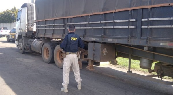 Caminhoneiro é preso por dirigir com índice de álcool 5 vezes maior do que o considerado crime