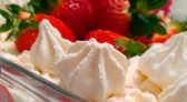 Aprenda a fazer um delicioso Pavê de Morango com leite ninho e bolacha de maizena