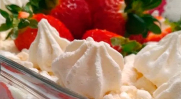 Aprenda a fazer um delicioso Pavê de Morango com leite ninho e bolacha de maizena