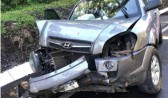 Colisão de carro contra barranco deixa mulher ferida na BR-282