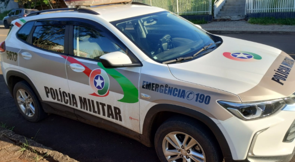 Moradora sai para ir à missa e vizinho aparece pelado na porta de casa em SC