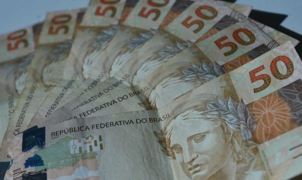 Governo cria poupança para incentivar permanência de jovens no ensino médio