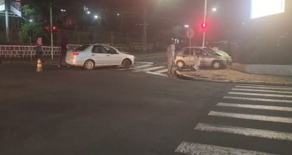 Colisão envolvendo dois veículos deixa dois homens feridos no centro de Francisco Beltrão