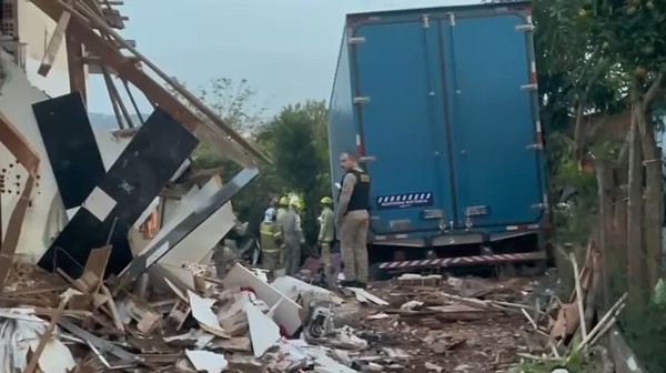 Caminhão desgovernado atinge residência e motorista morre