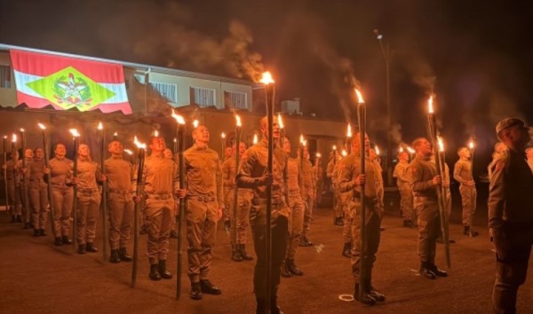 Formatura do Fogo marca entrega da farda a 46 futuros policiais militares temporários