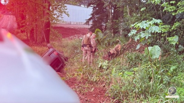 Perseguição policial termina em capotamento
