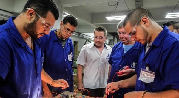 Mais de 100 cursos gratuitos pelo Senai Paraná