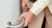 Como prevenir as quedas de idosos