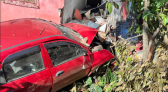 Homem morre após carro colidir contra residência em rodovia estadual; idoso também é atingido