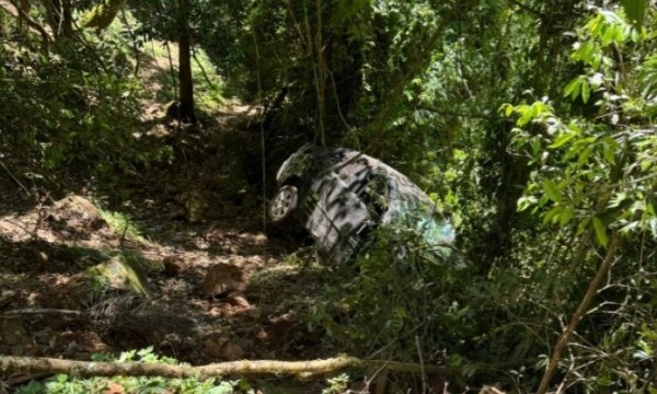 Condutor fica ferido após saída de pista e capotamento