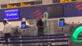 Enrolado em plástico filme, homem tenta se despachar em aeroporto nos EUA