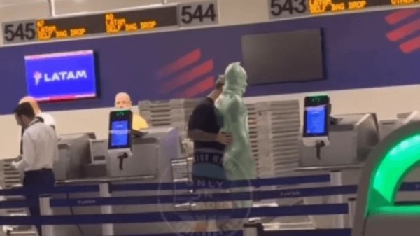 Enrolado em plástico filme, homem tenta se despachar em aeroporto nos EUA