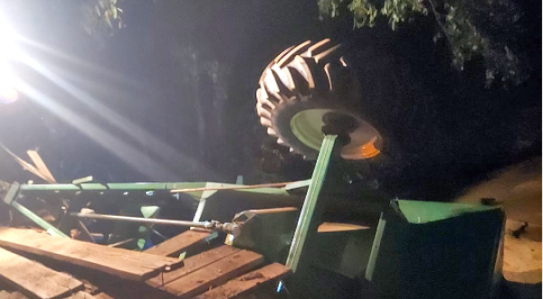 Carga de soja é perdida após carreta cair de ponte