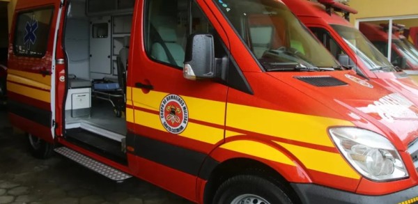 Mulher fica com a mão presa em cilindro elétrico de pão