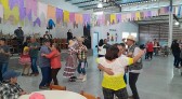 Dezenas de idosos participam de festa junina no centro comunitário