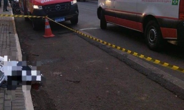 Pintor encosta em rede de alta tensão, cai de 8 metros de altura e morre no Meio-Oeste