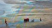 Mulher atola em área de alargamento de praia em Balneário Camboriú; veja o vídeo