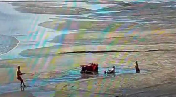 Mulher atola em área de alargamento de praia em Balneário Camboriú; veja o vídeo