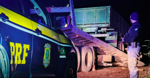 PRF flagra caminhão sendo conduzido com as luzes totalmente apagadas