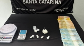 Polícia prende dois homens e apreende adolescentes durante operação contra tráfico