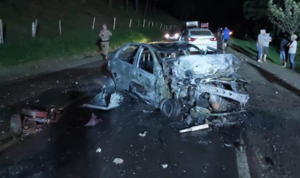 Carro é destruído por incêndio após acidente na SC-464