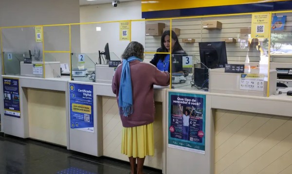 Mais de 488 mil aposentados foram aos Correios contestar descontos