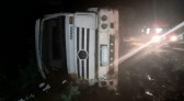 Motorista e passageiro ficam feridos após carreta sair da pista e tombar