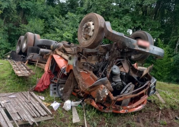 Caminhão capota na PR-182 e motorista fica ferido