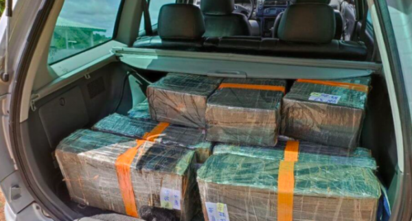 Casal levanta suspeita ao parar antes da PRF em SC e acaba pego com 332 kg de droga