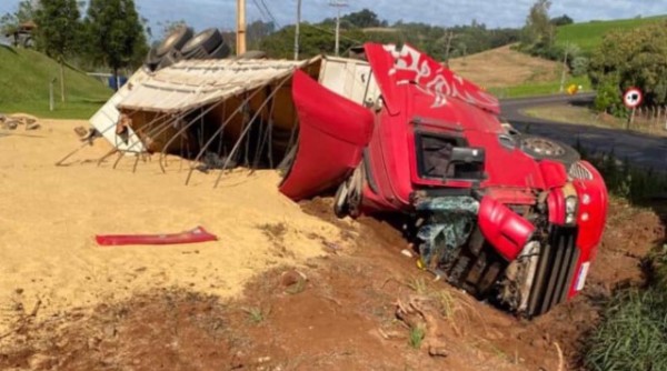 Motorista fica ferido após caminhão tombar na PR-566