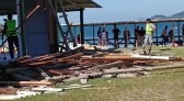 Ranchos de pesca e restaurante são demolidos em praia de Florianópolis após disputa judicial de 25 anos