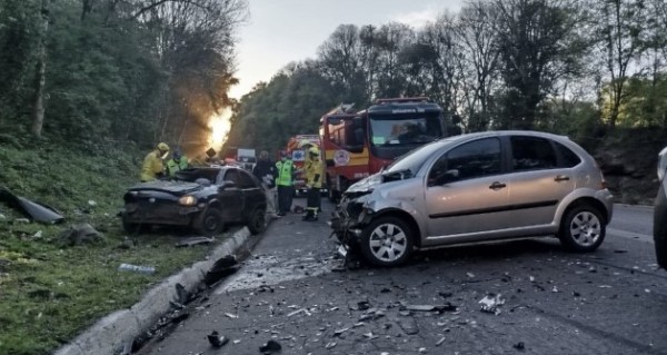 Carro com placas de São Miguel do Oeste se envolve em acidente com duas mortes na BR-282