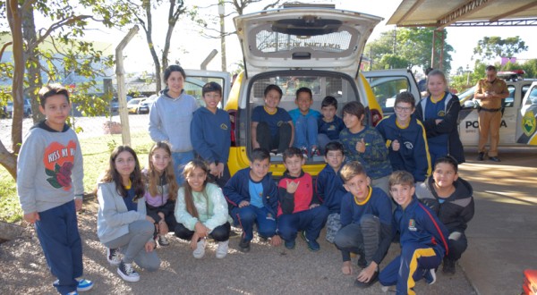 Alunos da Escola Érico Veríssimo visitam a Polícia Militar no projeto ‘Café com a PM’